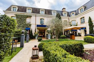 Hôtel Le Cèdre Beaune luxury boutique hotel garden façade Burgundy France