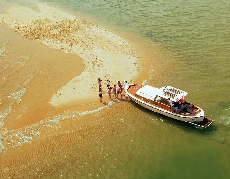 Private boat tour on Arcachon Bay during a Bordeaux wine vacation