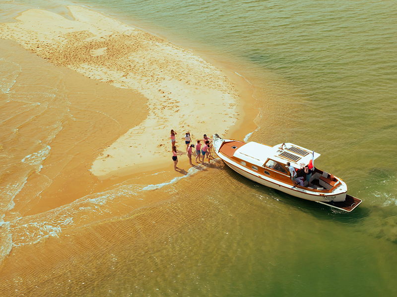 Private boat excursion on the Gironde Estuary sandbank on a luxury Bordeaux wine tour, France